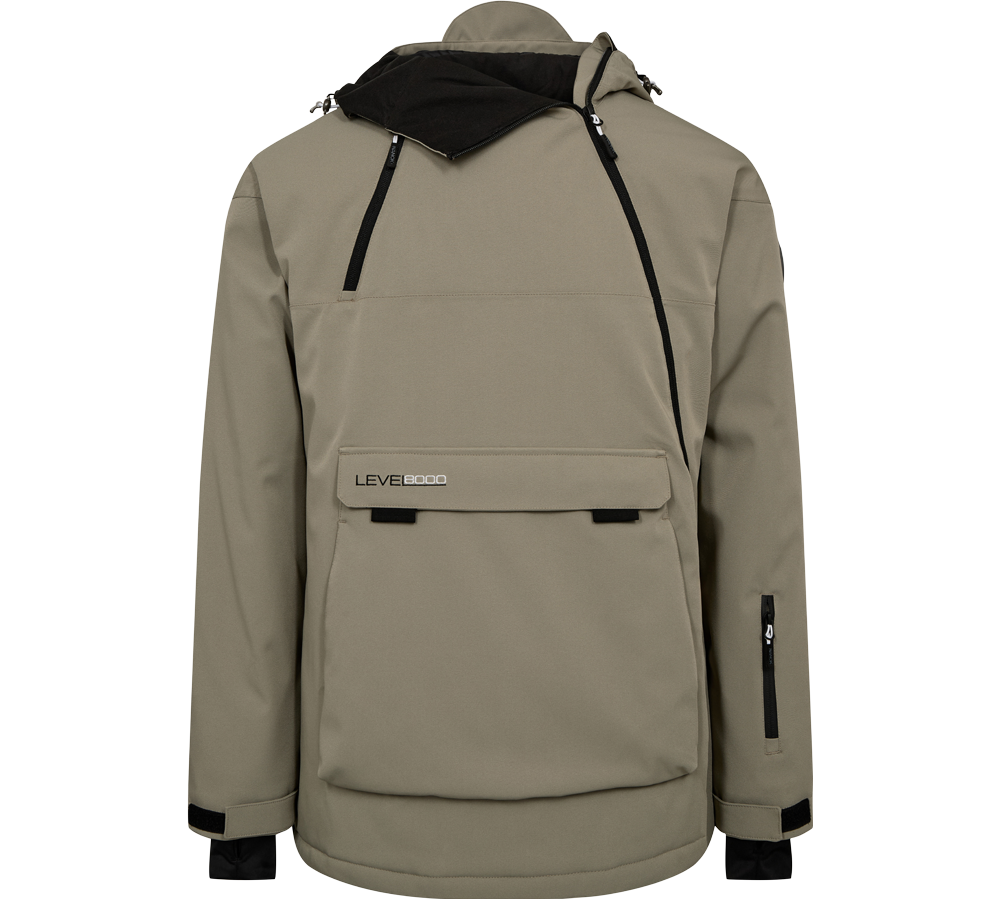 En moderne anorakjakke i støvet olivengrøn med teknisk, softshell-lignende materiale. Jakken har hætte, en stor kængurulomme med klap og "LEVEL8000"-logo, asymmetriske sorte lynlåse og justerbare velcro-manchetter. Et lille lynlåslomme på ærmet og sorte detaljer giver et funktionelt, urban outdoor-look. Designet virker velegnet til koldere vejr og aktive friluftsaktiviteter, kombinerer minimalistisk æstetik med praktiske features.
