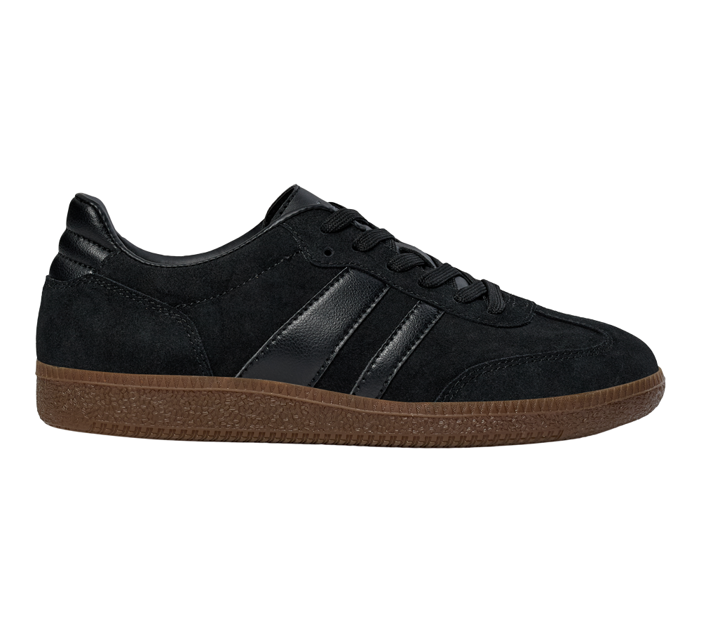Et stilrent lavt sneakers-design i sort ruskind med to blanke læderstriber langs siden og sorte snørebånd. Skoen har en robust brun gummisål med tydeligt mønster, forstærket hælkappe og synlige syninger, som giver et klassisk retropræg. Den kombinerer komfort og holdbarhed og passer godt til både hverdag og afslappet smart påklædning. Enkel, tidløs og let at style.