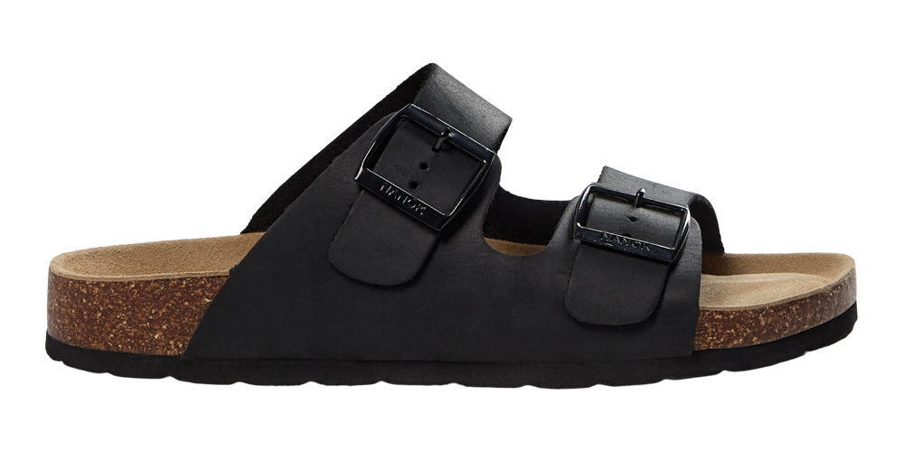 Sort to-strap sandal med to justerbare metalspænder og en anatomisk formet kork-sål. Overdelen ser ud til at være i blødt læder eller nubuck med en støttende indersål i ruskindslignende materiale. Den korkfarvede mellemsål og sorte ydersål giver et klassisk, tidløst udtryk. Sandalen kombinerer komfort og funktionalitet, egnet til hverdagsbrug, varme dage og afslappede outfits.