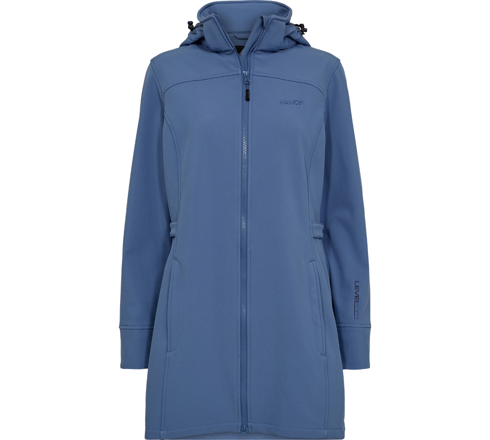 Blå softshell-jakke med hætte og fuld lynlås, designet til både hverdag og udendørs brug. Jakken har en smal, feminin pasform, skjulte lommer og justerbare detaljer ved taljen. Materialet virker vind- og vandafvisende med en blød inderside for varme og komfort. En diskret logo-detalje pryder brystet, mens lange ærmer og forlænget længde sikrer ekstra beskyttelse mod vejr og vind.