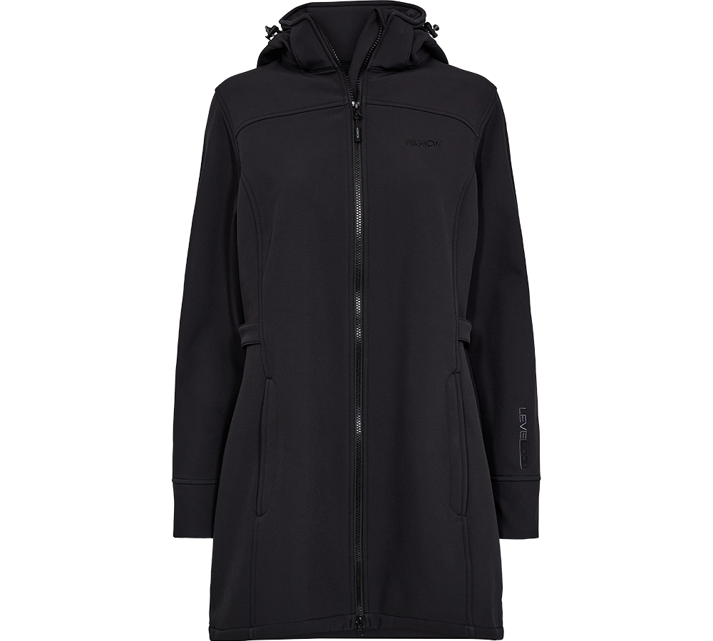 Sort, lang softshell-frakke med hætte og central tovejslynlås. Minimalistisk og tætsiddende snit med diskrete sidelommer, syninger der fremhæver taljen og justerbar hætte med snore. Ærmet bærer et subtilt logo, og man kan ane en lys foring i ærmekanten. Frakken er praktisk som vindtæt og vandafvisende overgangsjakke — stilren, funktionel og velegnet til både hverdag og udendørs aktiviteter.