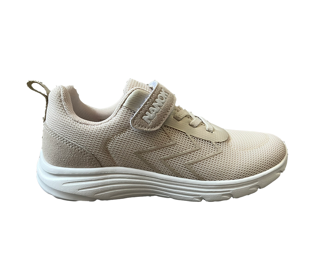 Beige sportssko i let, åndbart mesh og blødt, polstret materiale. Skoen har en praktisk velcrolukning med logo, elastiske snørebånd og en behagelig hæl-loop til påtagning. Den hvide, profilerede sål virker stødabsorberende og fleksibel, velegnet til hverdag og gåture. Enkel, neutral farve og moderne design gør skoen alsidig og komfortabel til fritid og let træning.