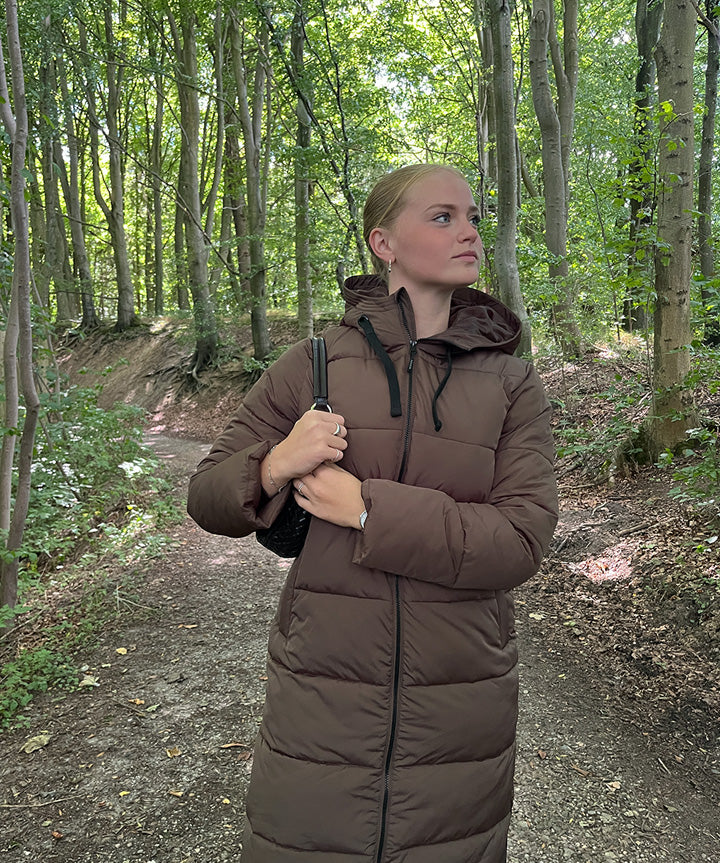 nanok-puffer-parka-25-w-brun-livsstil.jpg