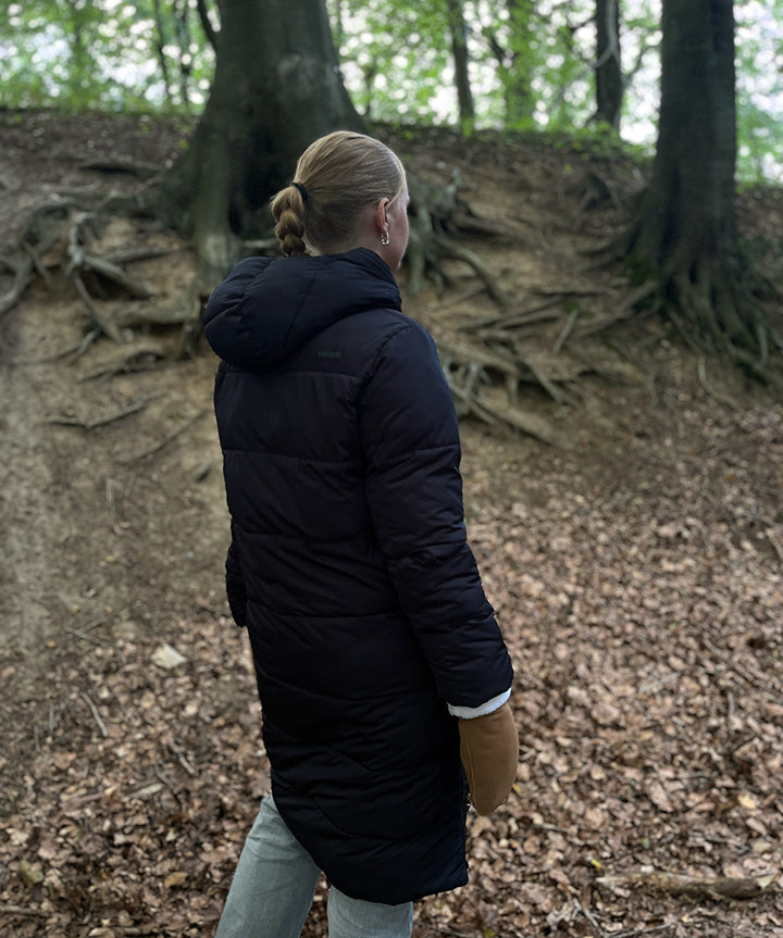 nanok-puffer-parka-25-w-sort-livsstil.jpg
