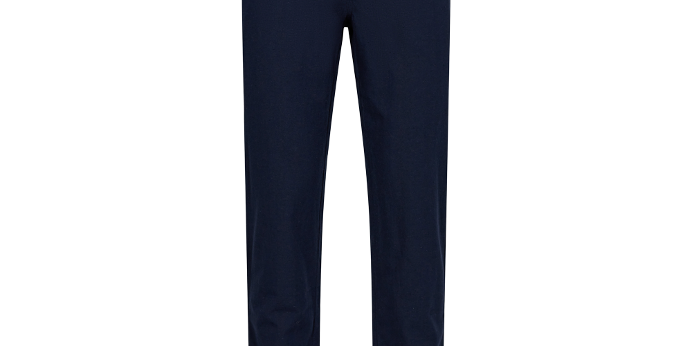 Et par mørkeblå, lige bukser med et rent og klassisk snit. Bukserne har bæltestropper og en diskret snøre i taljen, hvilket kombinerer formelt og afslappet udtryk. Stoffet virker blødt med let struktur, ideelt til både hverdag og kontor. De lange, lige ben giver et elegant fald, og den ensfarvede mørkeblå tone gør bukserne nemme at style med skjorter, strik eller sneakers.