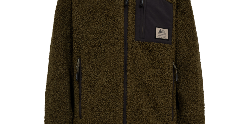 En varm, olivengrøn teddy-fleecejakke med høj krave og fuld lynlås. Jakken har blød, teddy-lignende tekstur, to sidelommer med lynlås og en skrå brystlomme i kontraststof med lille mærkeflap. Ærmerne er lige og afsluttet med enkel kant, mens ryggen er let forlænget for ekstra dækning. Funktionel og stilren udejakke, velegnet til kølige dage og lag-på-lag styling.