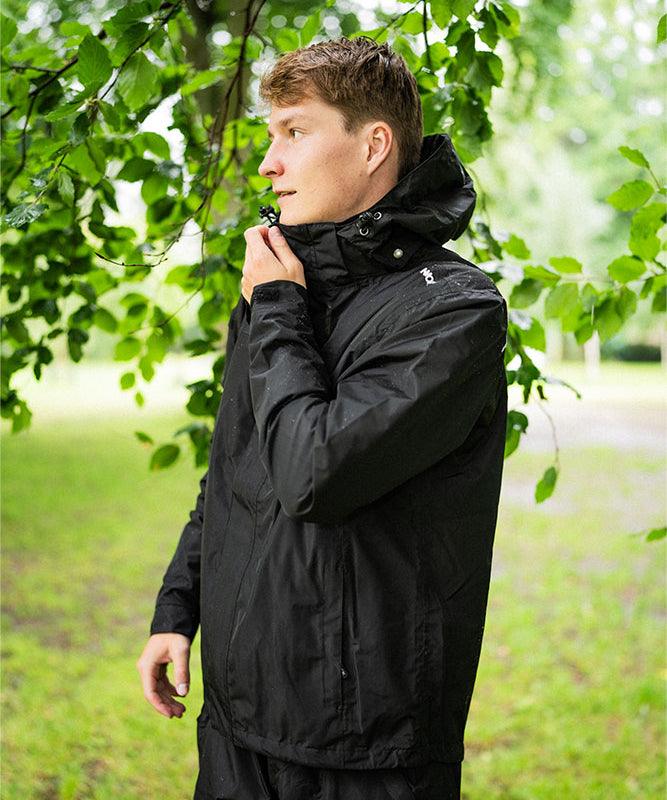 nanok-rebild-24-regnjakke-42846-sort-livsstil.jpg
