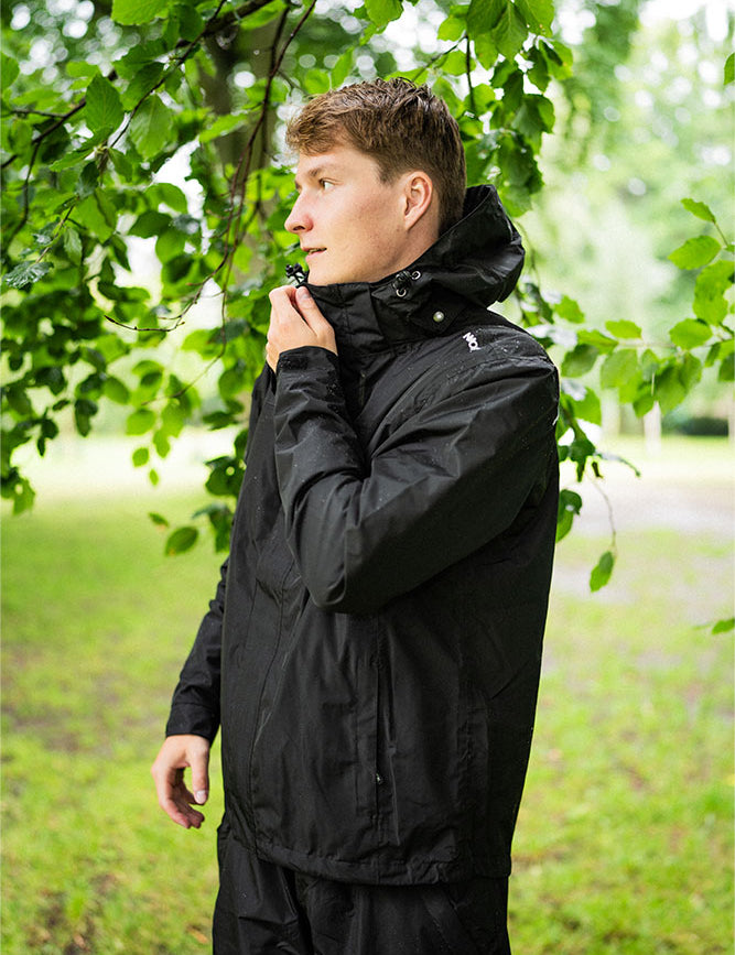 nanok-rebild-24-regnjakke-42846-sort-livsstil.jpg