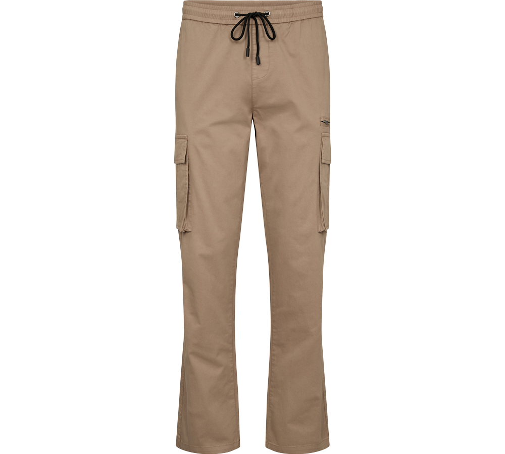 Lysebrune cargo-bukser med elastisk talje og sort justerbart snøre, designet i et enkelt, funktionelt snit. Bukserne har store sidelommer med klap og en diskret lynlåsdetalje ved højre lomme, glatte for- og bagflader og let udvidede ben. Stoffet fremstår som en robust, bomuldsagtig kvalitet, hvilket giver et afslappet og praktisk udtryk velegnet til både hverdag og fritid.