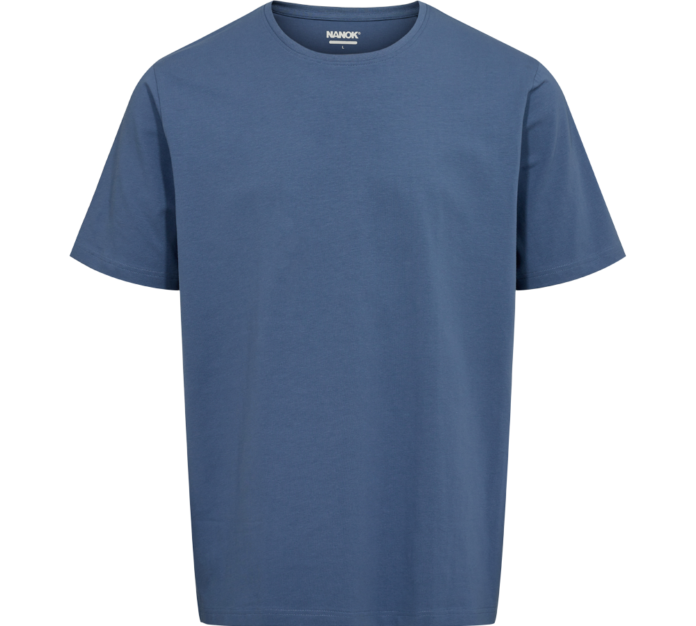 En enkel, kortærmet T-shirt i en afdæmpet blå nuance med rund hals og klassisk pasform. Designet er minimalistisk med diskret NANOK-mærke i nakken, lige syninger og let struktureret stof, der antyder god komfort og holdbarhed. T-shirten virker alsidig og tidløs — velegnet til både afslappede hverdagslooks og lag-på-lag-styling, nem at kombinere med jeans eller chinos.