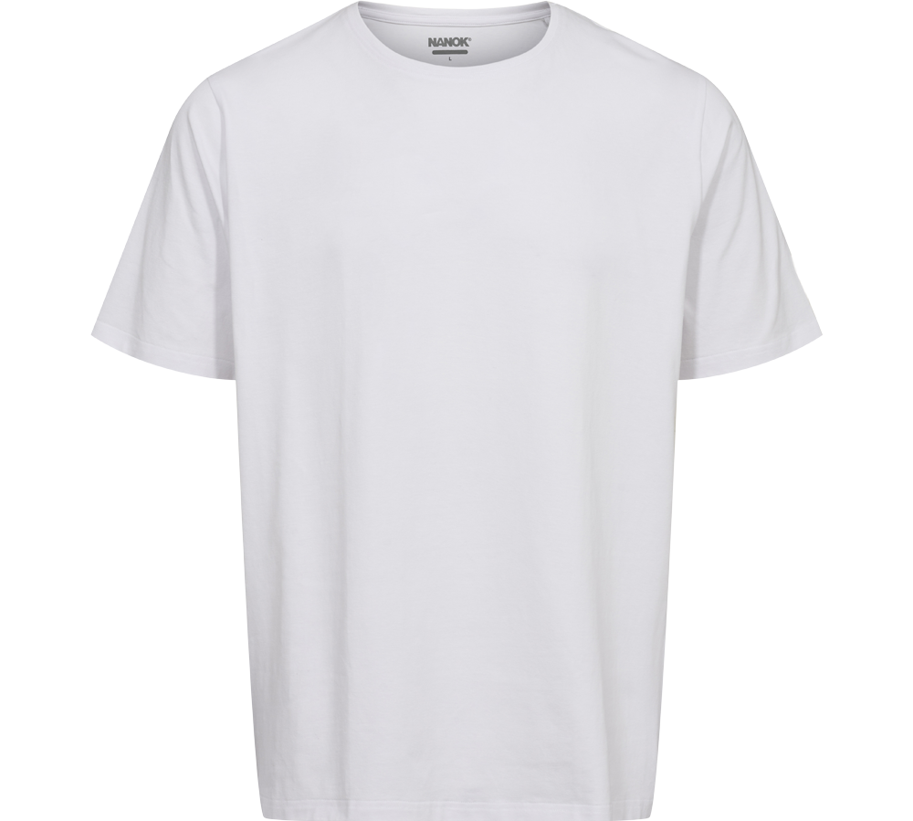 Et enkelt, hvidt T-shirt med rund hals og korte ærmer. Stoffet ser blødt og let ud med en klassisk, afslappet pasform. T-shirten er minimalistisk uden tryk, kun en lille nakkeetiket med mærket "NANOK". Den fremstår som en allround-basisklædning, velegnet til både lag-på-lag, hverdag og afslappede outfits, og passer til både mænd og kvinder.