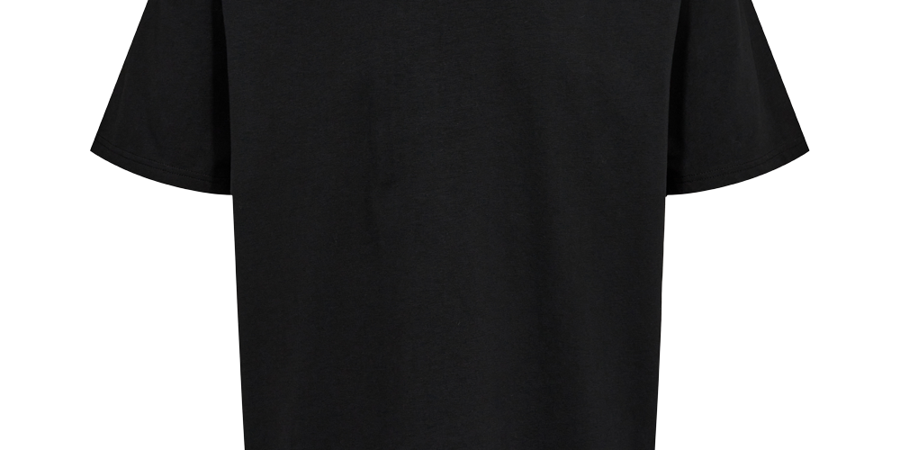 Sort T-shirt med rund hals og korte ærmer i et enkelt, minimalistisk snit. Stoffet ser blødt og mat ud, sandsynligvis bomuld eller bomuldsblanding, med diskrete syninger ved kanterne. Designet er afslappet og tidløst, egnet til hverdag eller lag-på-lag styling. Et lille indvendigt mærke øverst ved halsen viser mærket "NANOK". En alsidig basisbluse, der passer til mange outfits.
