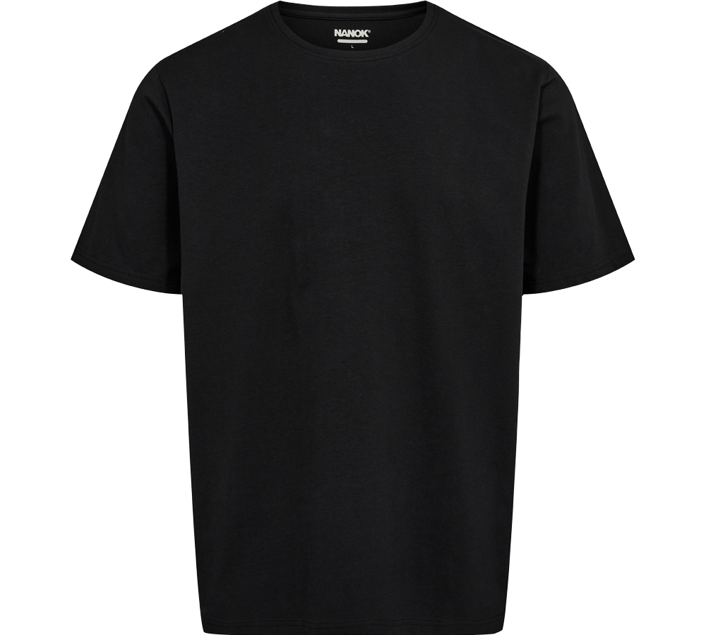 Sort T-shirt med rund hals og korte ærmer i et enkelt, minimalistisk snit. Stoffet ser blødt og mat ud, sandsynligvis bomuld eller bomuldsblanding, med diskrete syninger ved kanterne. Designet er afslappet og tidløst, egnet til hverdag eller lag-på-lag styling. Et lille indvendigt mærke øverst ved halsen viser mærket "NANOK". En alsidig basisbluse, der passer til mange outfits.