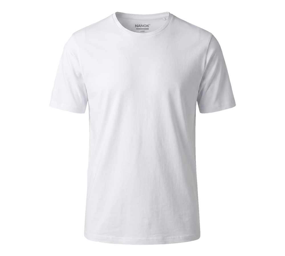 T-shirt i hvid med Nanok-logo på hvid baggrund.