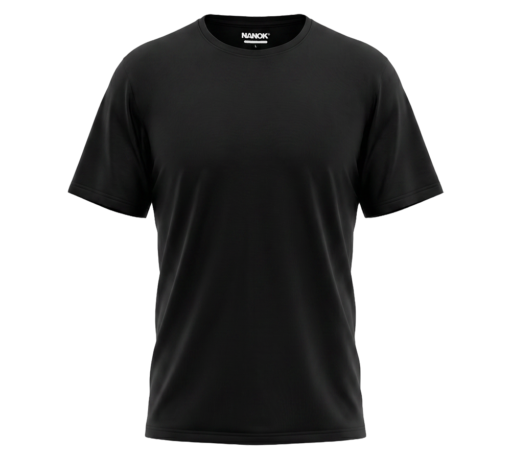 Sort t-shirt med Nanok-logo i kraven på hvid baggrund.