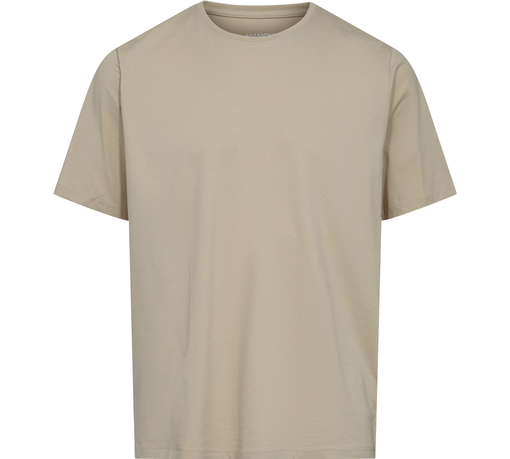 Et sandfarvet, kortærmet t-shirt i klassisk crewneck-design. Trøjen har en afslappet pasform, korte ærmer og rene syninger langs hals og kant, hvilket giver et minimalistisk og tidløst udtryk. Den ensfarvede, neutrale beige nuance gør den nem at kombinere med jeans, chinos eller under en jakke. Velegnet til hverdag og lag-på-lag-stil, fremstår stoffet blødt og behageligt mod huden.