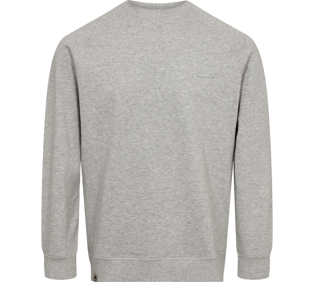 En enkel lysegrå sweatshirt i klassisk crewneck-design, lavet i en blød, meleret stofkvalitet. Den har lange ærmer, ribstrikkede manchetter og linning samt minimalistiske sømme ved skuldrene. Et lille, diskret logo pryder brystet, hvilket giver et stilrent og afdæmpet udtryk. Perfekt til hverdag, afslappede lag-på-lag-looks eller som en enkel baseting i garderoben.