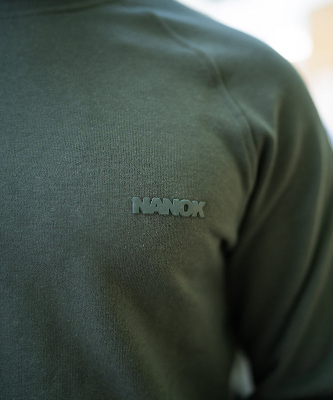 nanok-roberto-sweatshirt-MOERKEGROEN-livsstil.jpg