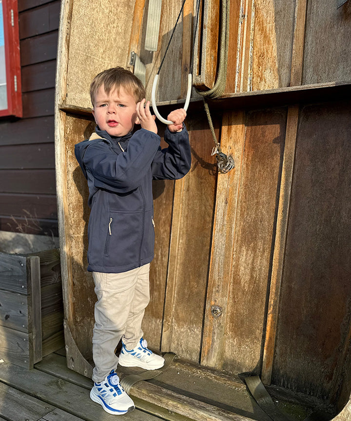 nanok-sammy-boerne-softshelljakke-moerkeblaa-livsstil-1.jpg