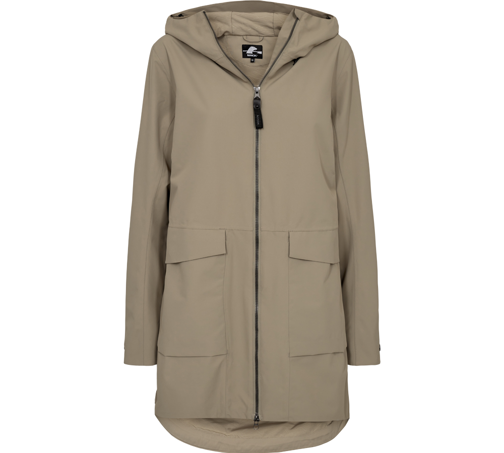 En enkel og funktionel beige regnjakke med mat overflade og ren, minimalistisk design. Jakken har hætte, to store fremadvendte lommer med klap og en tovejslynlås, der går hele vejen ned. Den let udvidede bagkant giver ekstra dækning, mens de diskrete syninger holder silhuetten enkel. Ideel til vådt vejr og hverdag, hvor praktisk komfort kombineres med tidløs, afdæmpet stil.
