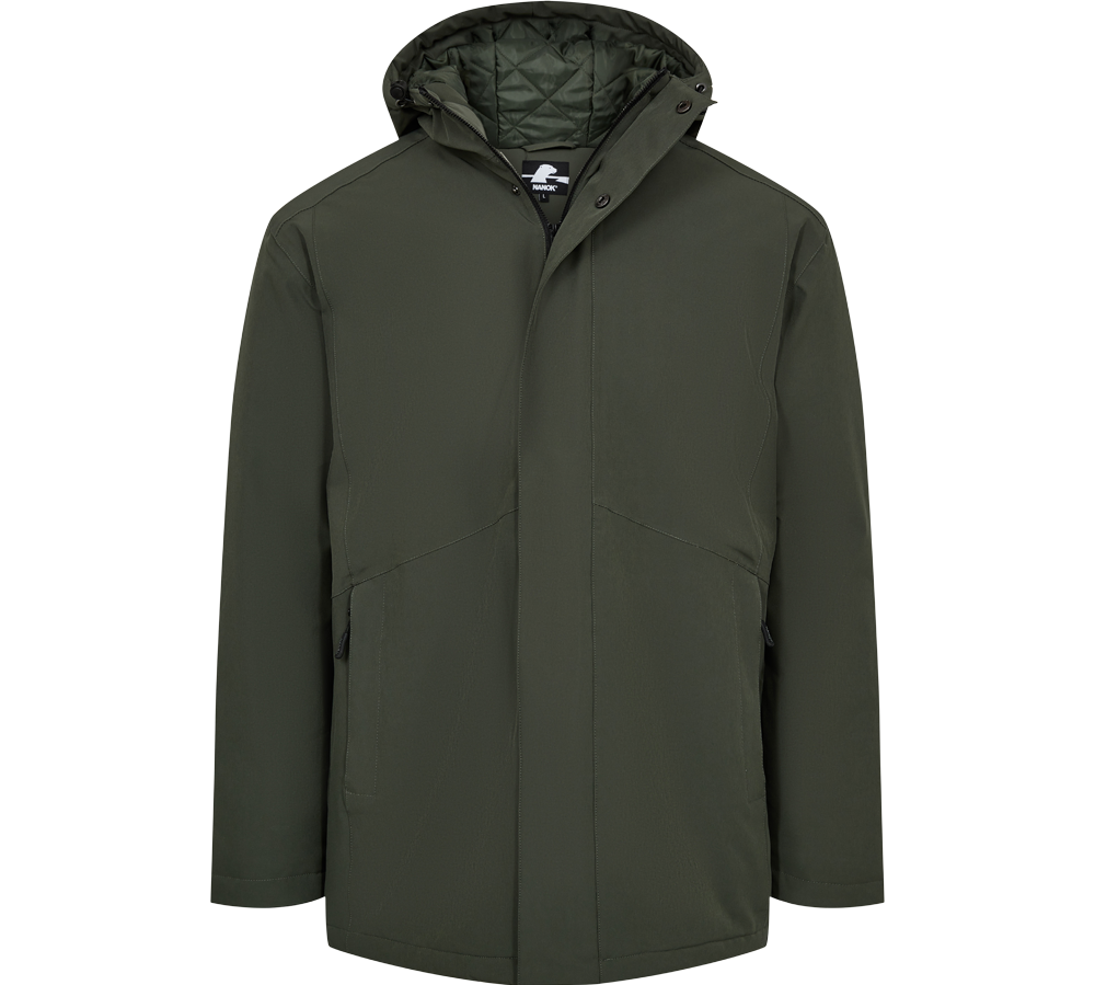 En stilren, olivengrøn parka i minimalistisk design. Jakken har en quiltet hætte, skjult lynlås med trykknapper for en ren front og diskrete sidelommer med lynlås. Formsyede syninger og en let forlænget længde giver god bevægelsesfrihed og beskyttelse mod vejr. Materialet fremstår mat og teknisk — perfekt til hverdag og udendørsbrug, hvor funktion møder enkel æstetik.