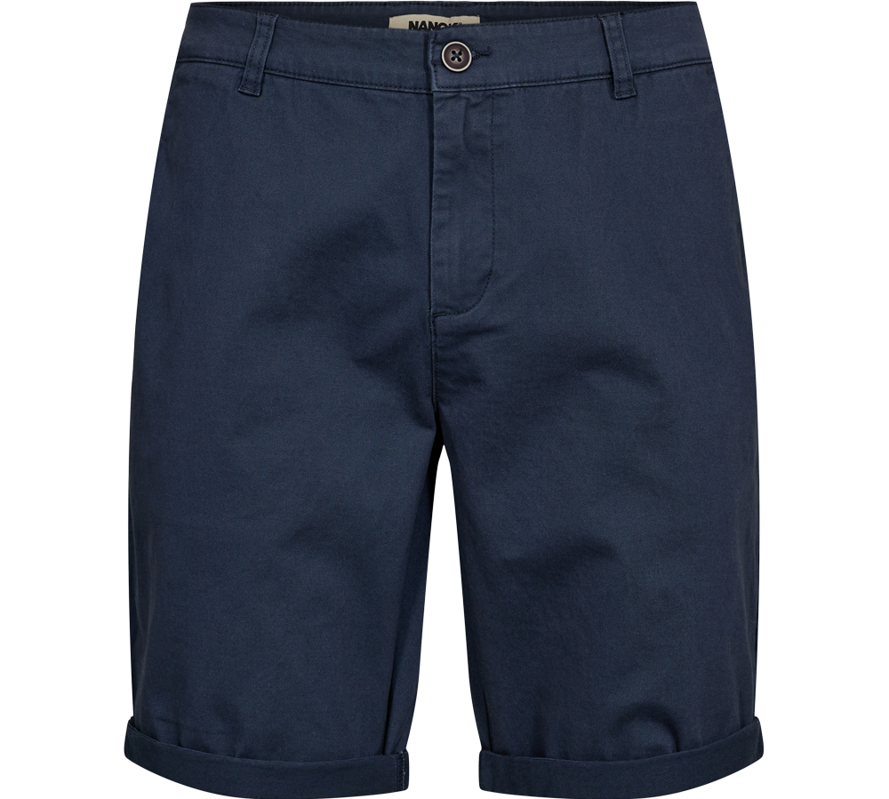 Disse mørkeblå chinoshorts har et enkelt, tidløst design med bæltestropper, knaplukning og diskrete sidelommer. Den opbukkelige kant giver et afslappet sommertilæg, mens det lige snit skaber et klassisk udtryk, som passer til både fritid og mere afslappede arbejdsdage. Stoffets matte finish signalerer kvalitet og gør dem nemme at style med t-shirts eller en let skjorte.