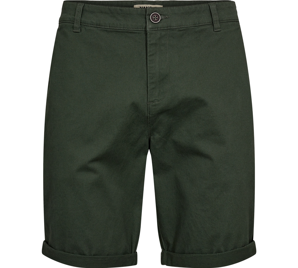 Disse mørkegrønne chino-shorts har et enkelt og tidløst snit, med bøjet kant ved benene, bæltestropper og en diskret knaplukning. Stoffet har et mat bomuldstwill-look, som giver både komfort og holdbarhed. Shortsene passer godt til afslappede sommerdage og smart-casual outfits, og deres neutrale farve gør dem nemme at kombinere med både t-shirts og skjorter.