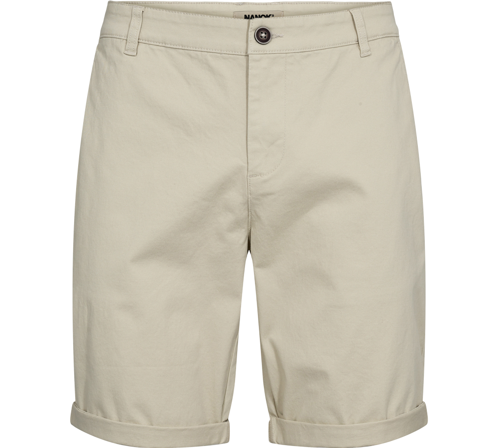Lyse beige chino-shorts med opbrettede benender. Klassisk snit, bæltestropper, knap- og lynlåslukning, rene syninger. Let slank pasform, alsidige til både fritid og sommerlige dage. Materialet virker som blød, let bomuld eller bomuldsblanding, som giver komfort og åndbarhed. Diskret mærke i taljen og neutral farve, nem at style med T-shirt eller skjorte.