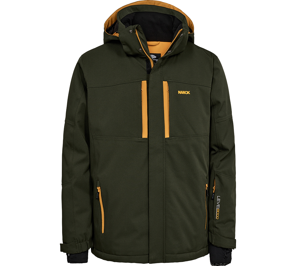 orange og synligt "NANOK"-logo på brystet. Jakken har en rummelig hætte, to lodrette brystlommer med lynlås samt to nederste lommer og justerbare ærmer. Indvendig ses en mørk foring, og de kraftige lynlåse og paneler antyder et robust design til udendørs brug. Stilren og funktionel jakke med tydelige kontraster.