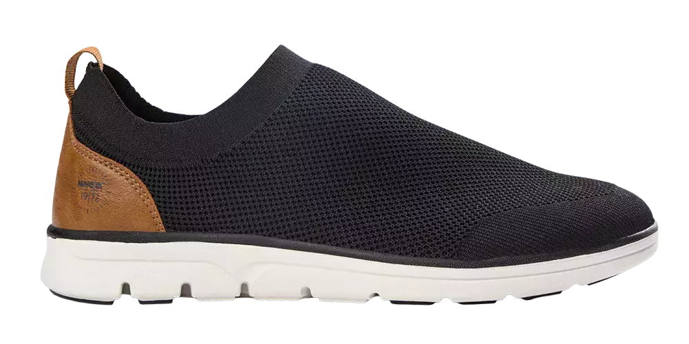 Sort slip-on sneaker med åndbar, strikket overdel og elastisk ankellukning. Skoen har en hvid, støddæmpende sål med riller for greb og en brun læderdetalje ved hælen med trækflig for let af- og påtagning. Minimalistisk, sporty design velegnet til hverdag og rejse, kombinerer komfort og moderne stil i et let, fleksibelt materiale.