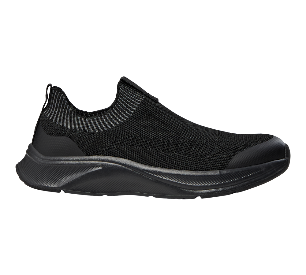 Et stilrent, helt sort slip-on-sneaker med strikket overdel og soklignende krave, der giver åndbarhed og komfort. Skoen har en let, formstøbt sål med tydelige riller og en forstærket tå for øget holdbarhed. En lille trækketag ved hælen gør den nem at tage på. Designet er minimalistisk og alsidigt, velegnet til hverdag, rejser og let træning.