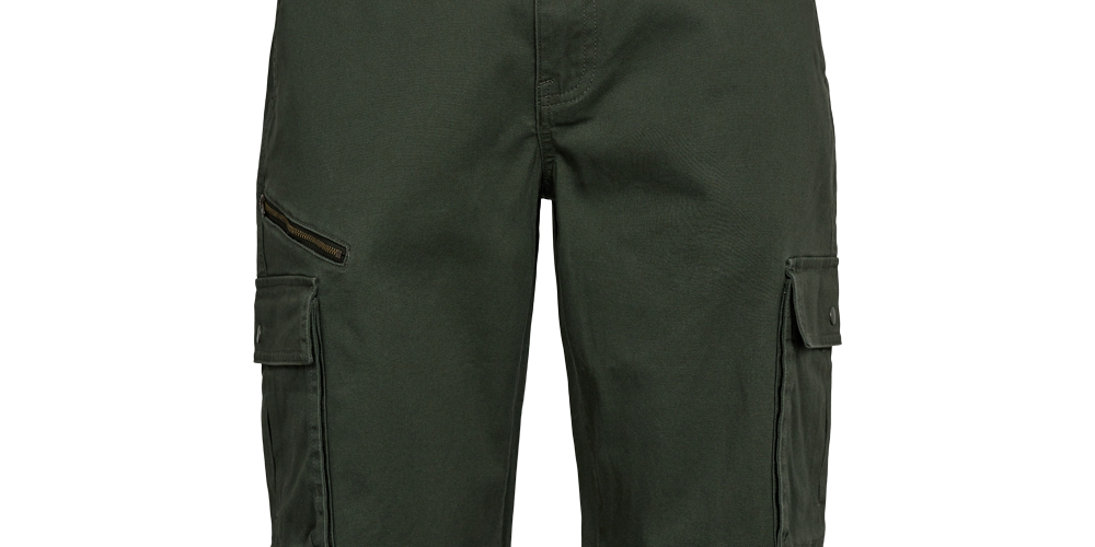 Her ses et par knælange cargoshorts i dyb olivengrøn. Shortsene har bæltestropper og en klassisk knap- og lynlåslukning, to store lommer på lårene med klap og trykknapper samt en lille skrå lynlåslomme ved venstre lår. Materialet virker robust, sandsynligvis bomuldstwill, med forstærkede syninger og et afslappet, funktionelt snit velegnet til udendørs aktiviteter eller hverdagens praktiske behov.
