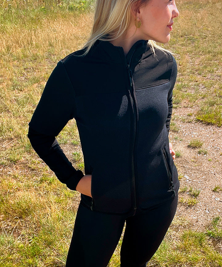 nanok-sofia-fleece-sort-livsstil.jpg