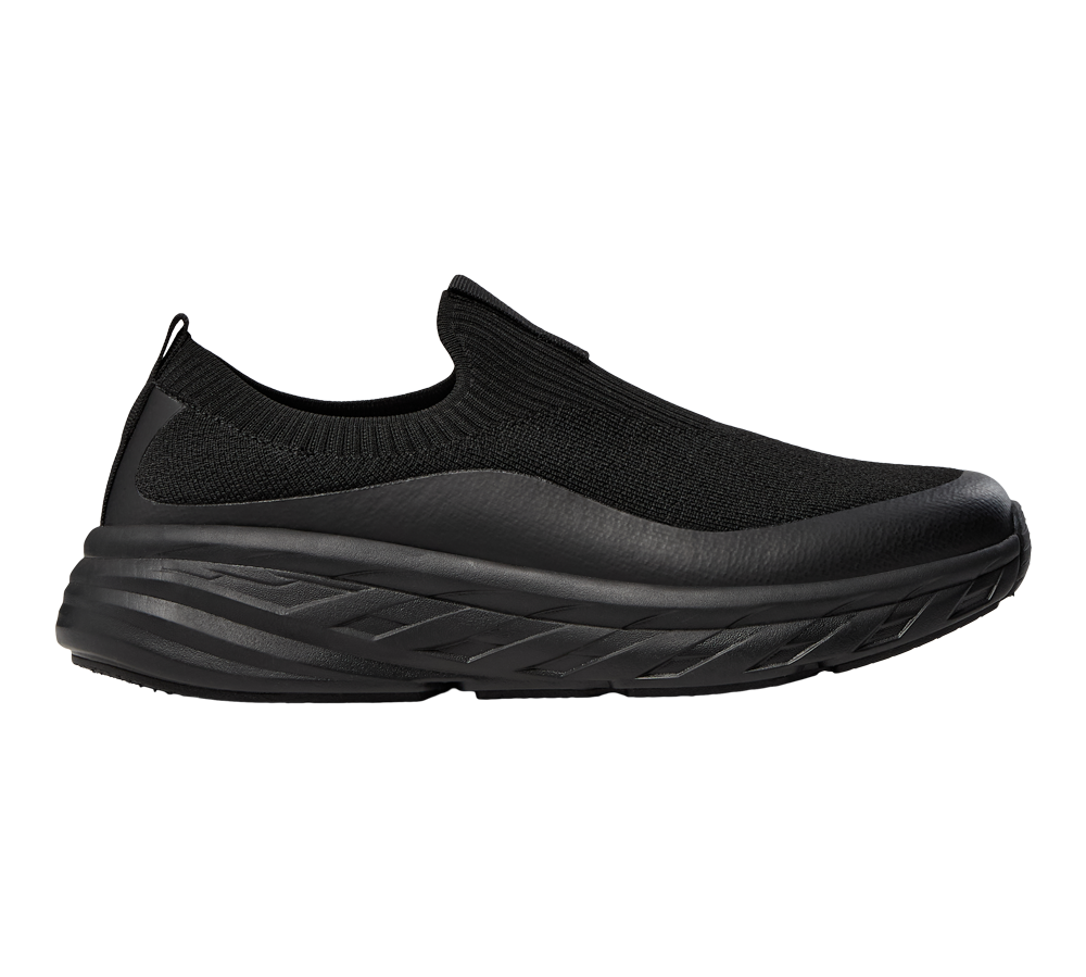 Sort slip-on sneakers med en strømlinet, soklignende overdel i strik og en kraftig, profileret sål. Skoen har ingen snørebånd, en diskret hælstrop og en tekstureret mellemsål, der giver både støddæmpning og et moderne, minimalistisk udtryk. Den tætsiddende krave og glatte overflade gør den velegnet til hverdagsbrug, gåture eller rejser, hvor komfort og enkel stil er i fokus.