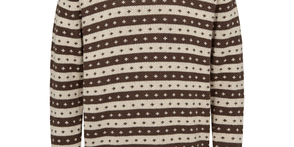 En varm, strikket sweater i brun og beige med moderne nordisk præg. Trøjen har vekslende horisontale striber dekoreret med små kontrastmønstre, tætte ribkanter ved hals, ærmer og kant samt en tæt, blød struktur. Farverne er varme og naturlige, hvilket giver et klassisk, tidløst udtryk. Perfekt til kolde dage, hvor komfort og enkel stil går hånd i hånd.