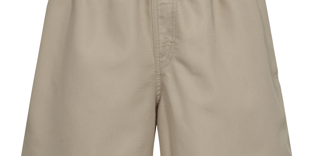 Et par ensfarvede beige shorts i let, slidstærkt stof med elastisk taljebånd og diskret syning foran. Designet er enkelt og funktionelt med en afslappet, lige pasform der når til midt på låret. Shortsene fremstår alsidige til både hverdag og fritid, nemme at kombinere med T-shirt eller skjorte, og velegnede til varme dage på grund af det åndbare materiale.