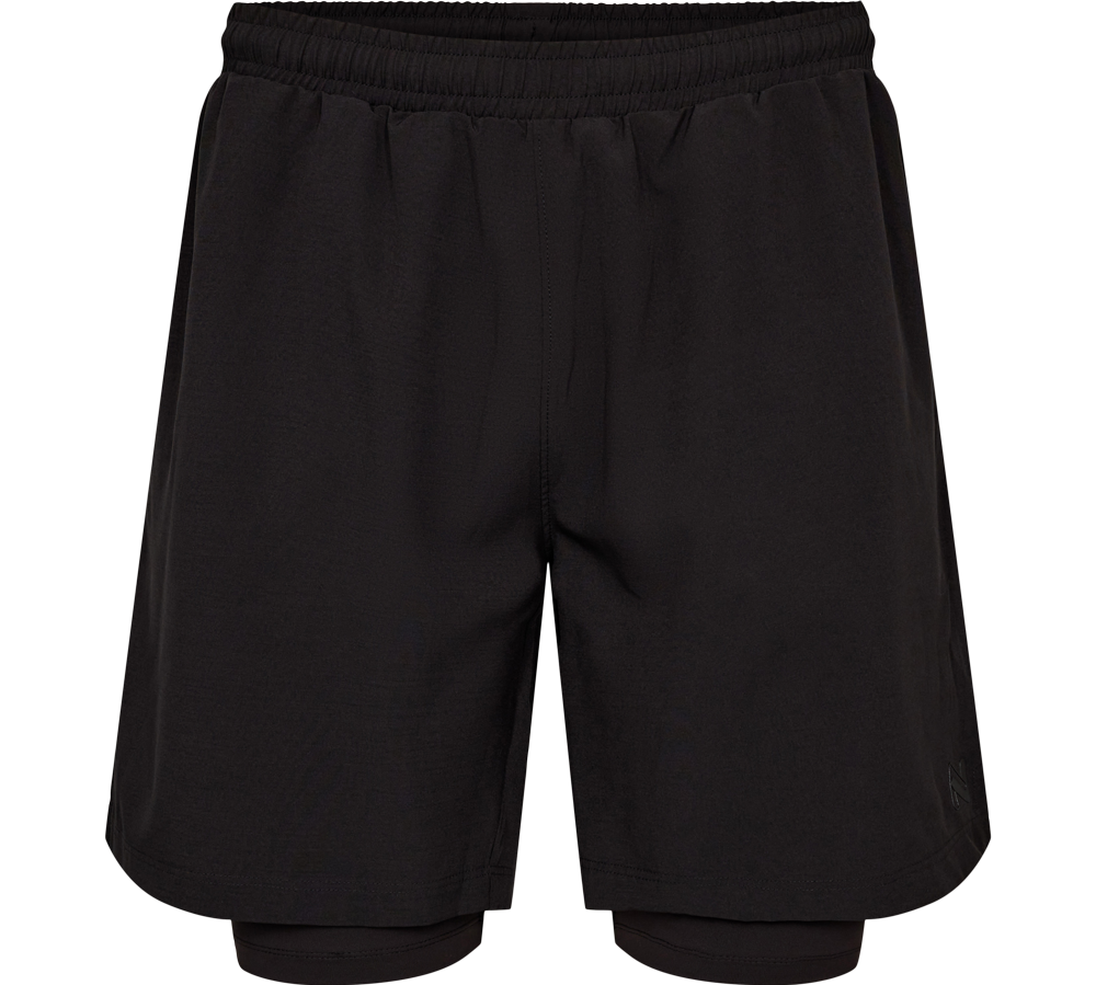 Sort 2-i-1 træningsshorts med et ydre, løstsiddende lag og et tætsiddende inderlag, der giver ekstra støtte og bevægelsesfrihed. Elastisk linning sikrer komfort og pasform, mens den minimalistiske, ensfarvede design gør dem alsidige til både løb, styrketræning og afslapning. Stoffet ser åndbart og let ud, med en diskret finish og funktionelt snit, der fokuserer på komfort og performance.