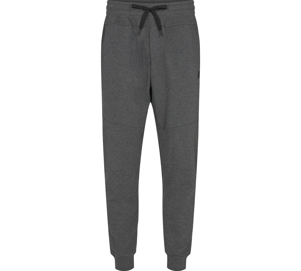 Mørkegrå joggingbukser i blødt, fleecet eller bomuldsblandet stof med en afslappet, men let tilspidset pasform. Elastisk talje med snøre, skrålommer i siderne og ribbede ankelmanchetter giver et sporty udtryk. Syninger ved knæene og et minimalistisk design gør bukserne velegnede til både afslapning og træning. Perfekt til kolde dage.