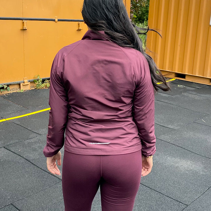 nico-carla-running-jacket-bordeaux-livsstil-1.jpg