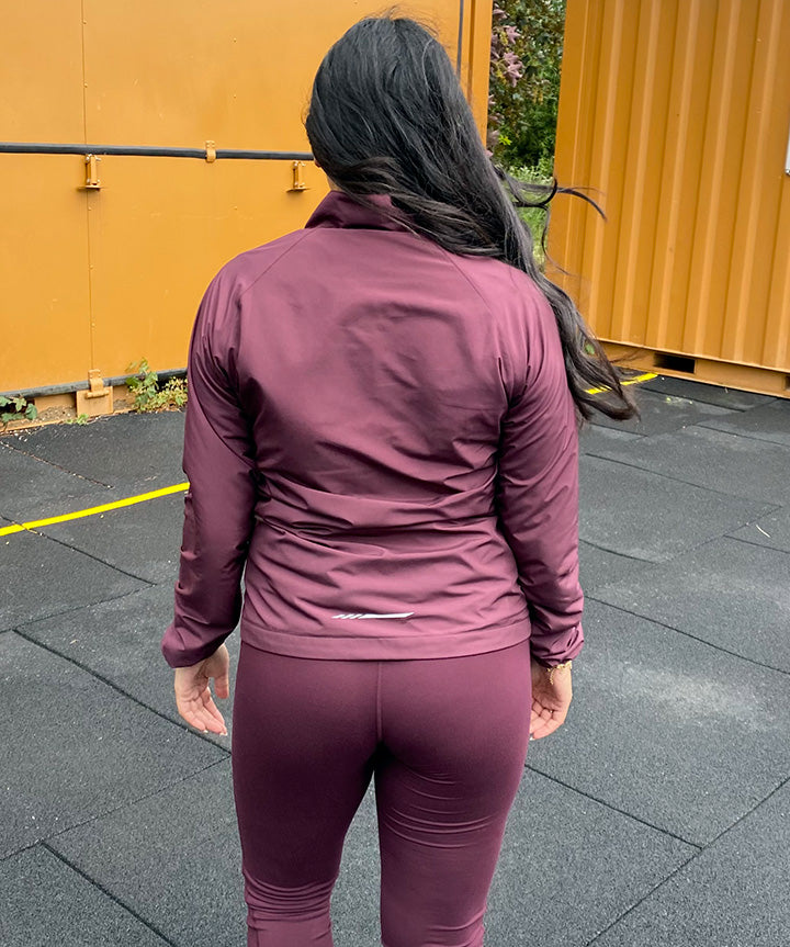 nico-carla-running-jacket-bordeaux-livsstil-1.jpg