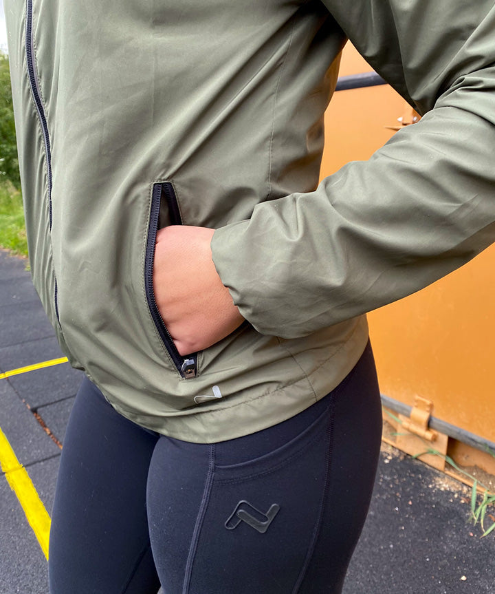 nico-carla-running-jacket-groen-livsstil-1.jpg