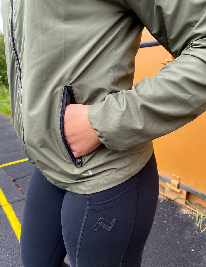 nico-carla-running-jacket-groen-livsstil-1.jpg