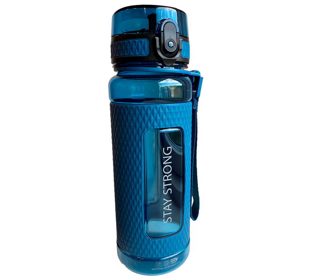 Nico Drinking Bottle, Uni - Drikkedunk fra Nico er din ideelle følgesvend til at holde dig hydreret hele dagen. Med en kapacitet på 800 ml er denne drikkedunk perfekt til både hverdagsbrug og udendørs aktiviteter. Den er fremstillet i slidstærk Tritan™-plast, der er fri for BPA og BPS, sikrer holdbarhed og sundhedsvenlighed. Flasken kan tåle opvaskemaskine og er fødevaregodkendt i hele Europa. Designet inkluderer et praktisk bærebånd, der gør flasken nem at transportere.