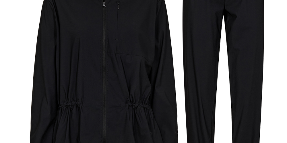 Nico Sia 25 W - Dame Fritidssæt fra Nico kombinerer stil med komfort i et alsidigt sæt, der er perfekt til afslappende dage. Sættet består af en sort jakke og bukser, der begge er designet til at give maksimal bevægelsesfrihed. Jakken er udstyret med en diskret lynlås, elastisk talje og fine detaljer ved håndleddene, mens bukserne har et enkelt og rent snit. Dette fritidssæt er ideelt til alt fra fitness til afslapning derhjemme.