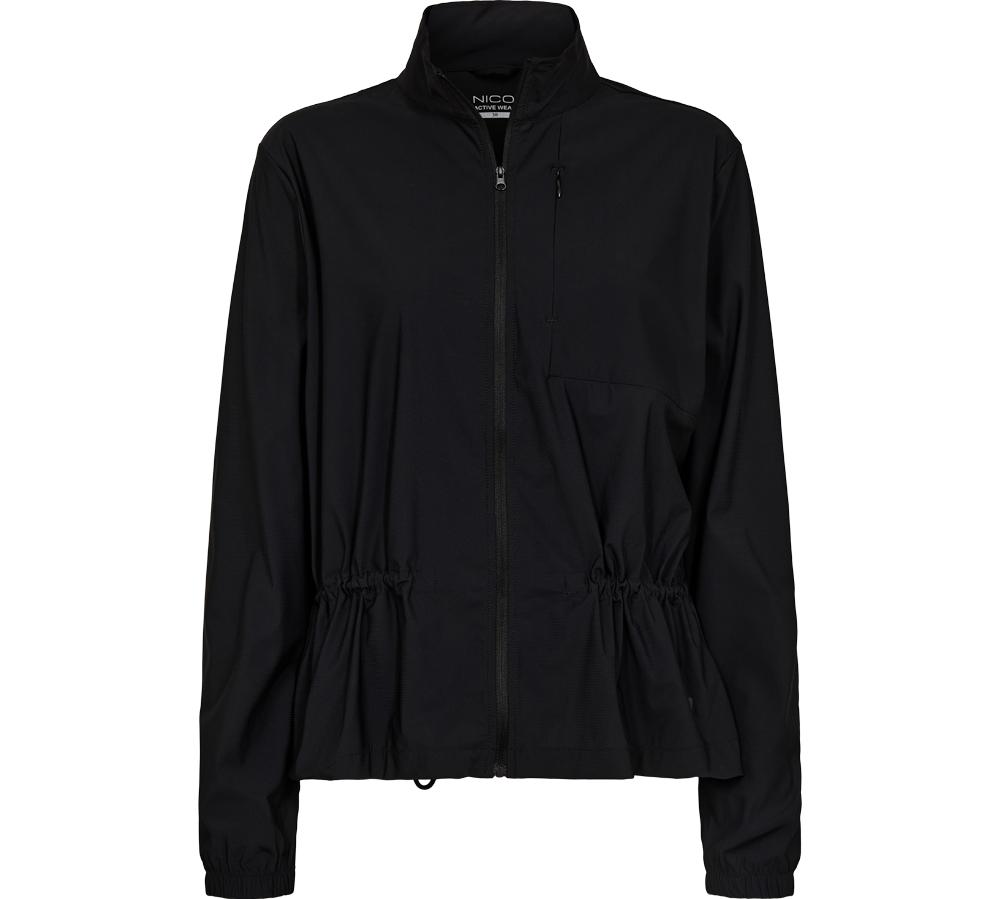 En enkel, sort letvægtsjakke med fuld lynlås og høj krave, perfekt til hverdag eller træning. Jakken har lange ærmer med elastiske manchetter, en lille brystlomme med lynlås og justerbar talje med smock-detalje, der giver form og bevægelsesfrihed. Det glatte, tekniske materiale gør den vindtæt og nem at style som lag-på-lag. Et minimalistisk, funktionelt design.