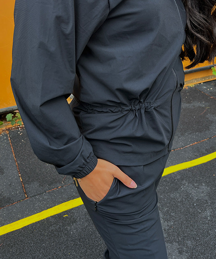 nico-sia-pants_sia-jacket-livsstil-3_6ef1d2da-c4d0-44ec-b06a-931123b5343d.jpg
