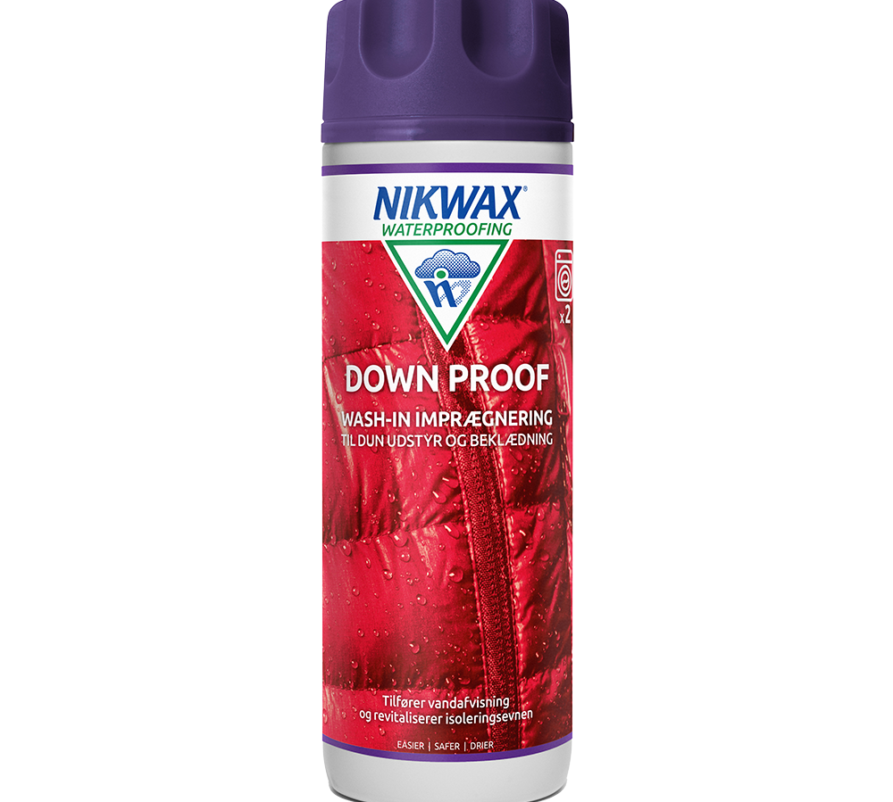 Flasken viser Nikwax Down Proof, en wash-in imprægnering til dunudstyr og beklædning. Produktet kommer i en hvid beholder med lilla låg og en rød etiket prydet af vanddråber, der illustrerer vandafvisning. Formlen lover at genoprette vandafvisende egenskaber og isoleringsevne, og kan bruges i vaskemaskine for nem vedligeholdelse af jakker og soveposer.