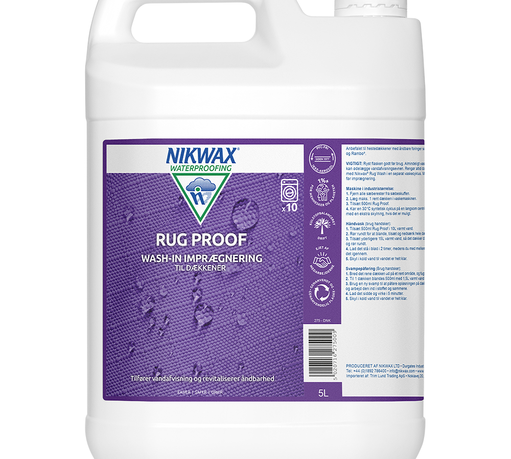 En hvid plastkanne på 5 liter med et tydeligt lilla label fra Nikwax. Produktet er "Rug Proof" wash-in imprægnering til dækkener og tekstiler, designet til at tilføje vandafvisning og genoprette åndbarhed. Etiketten viser logo, anvendelsesanvisninger og ikoner for vaskemaskinebrug. Perfekt til hestetæpper og udendørs tekstiler, som kræver beskyttelse mod fugt og snavs.