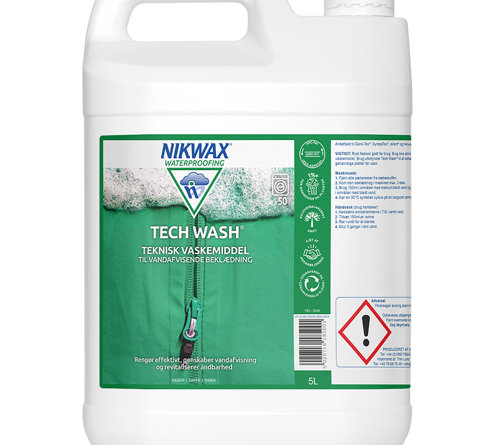 Hvid plastdunk på 5 liter med indstøbt håndtag og skruelåg. Forsiden har en grøn etiket med Nikwax-logo og teksten Tech Wash – teknisk vaskemiddel til vandafvisende beklædning, samt billede af en lynlås og skum. Produktet markedsføres til rengøring og genopretning af vandafvisning og åndbarhed. Etiketten indeholder brugsikoner, instruktioner og et farepiktogram (udråbstegn) samt en stregkode.