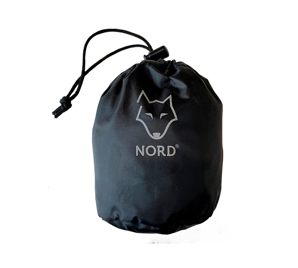 Et sort snørelukket poseetui med logoet "NORD" og et stiliseret rævehoved pryder forsiden. Stoffet ser vandafvisende ud og har en mat finish. Posens form er kompakt og rundet, ideel til opbevaring af små udendørs- eller rejseartikler. Den justerbare snor og stop giver nem lukning og transport. Designet virker funktionelt, minimalistisk og robust.